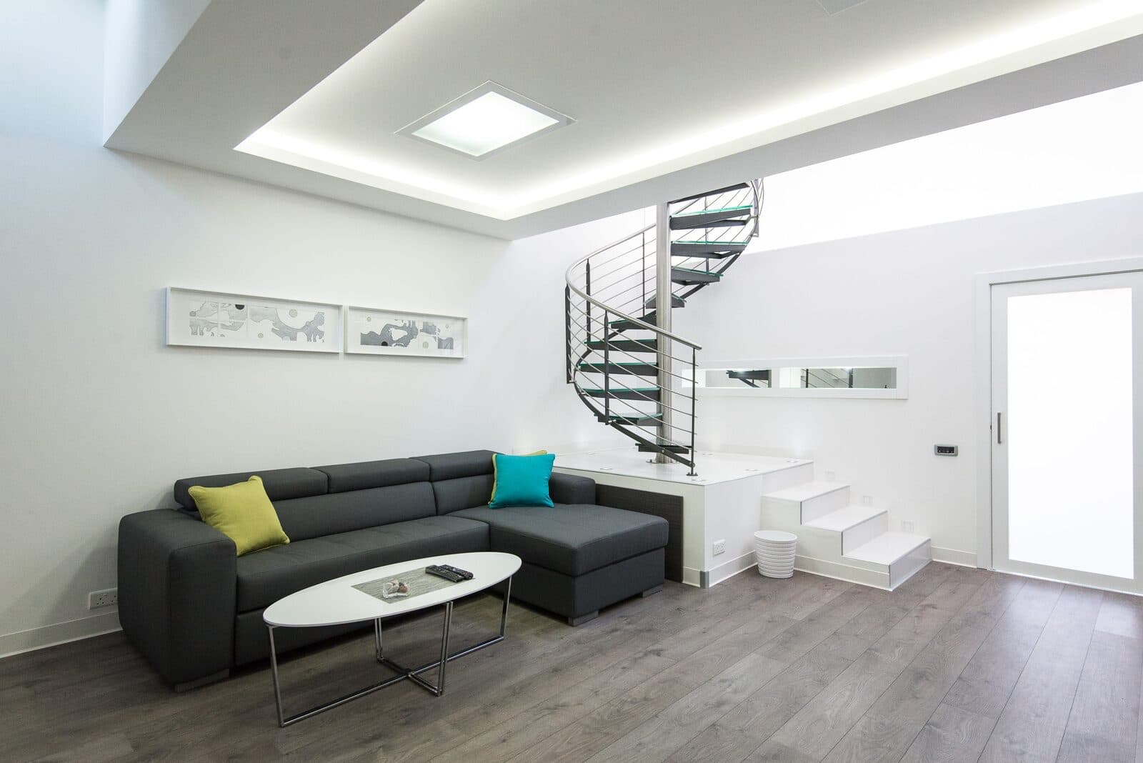 螺旋階段とルーフテラスのペントハウス 1