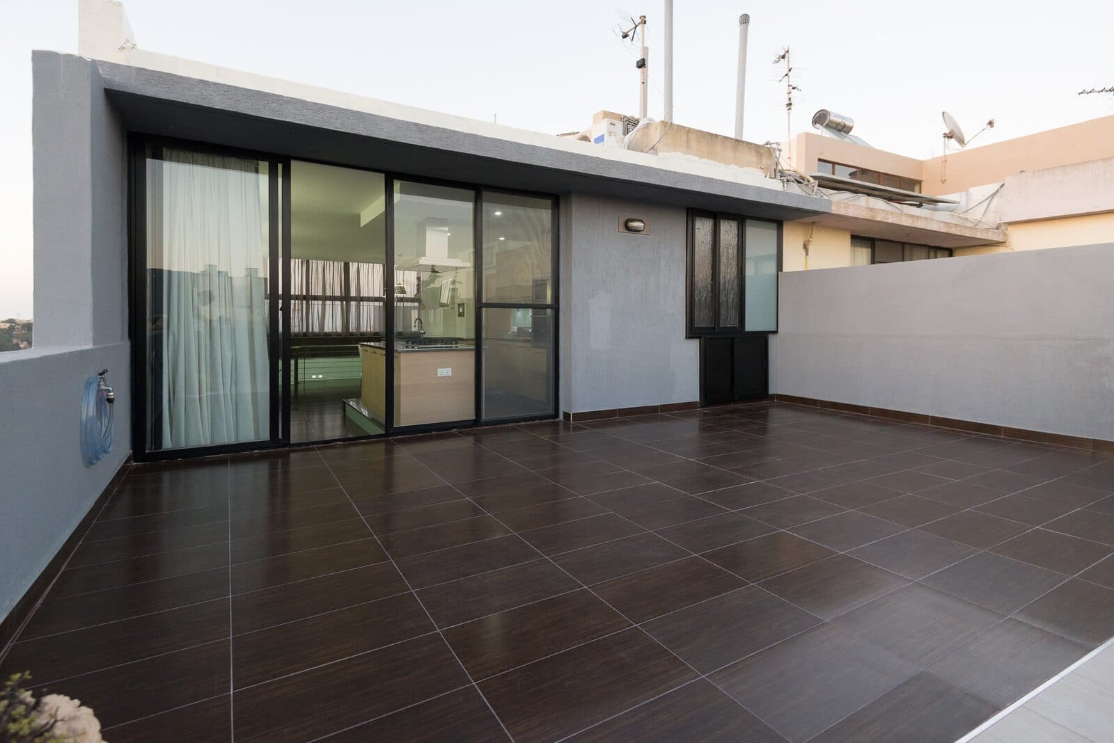 螺旋階段とルーフテラスのペントハウス 3